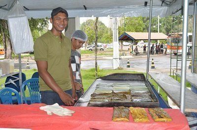 Recordista na venda de pé-moleque na AGROUFAM, Igor Galvão atribui sucesso ao pé-de-moleque diferenciado que produz.